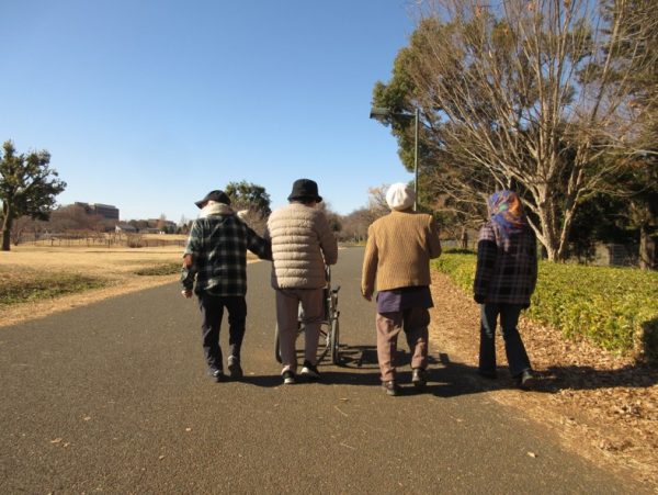 公園のベンチを目指して